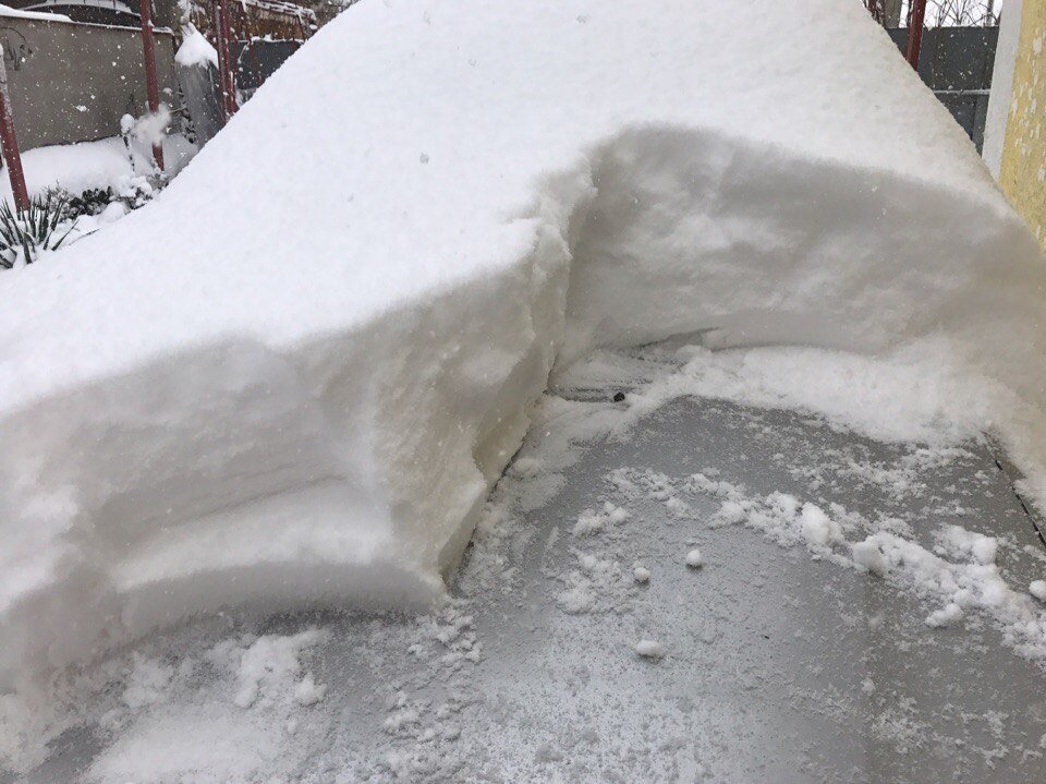 Спасаем машину из-под снежного завала)