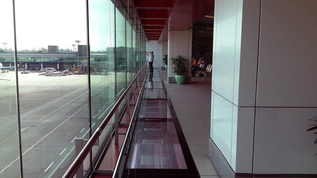 1. Споттинг-площадки есть почти во всех терминалах. 
(https://www.spotterswiki.com/index.php/Singapore_Changi_Airport)... Одно из самых известных - второй этаж первого терминала. Единственное неудобство - зеленые стекла. Вот еще подробности - http://fotografersha.livejournal.com/341665.html

