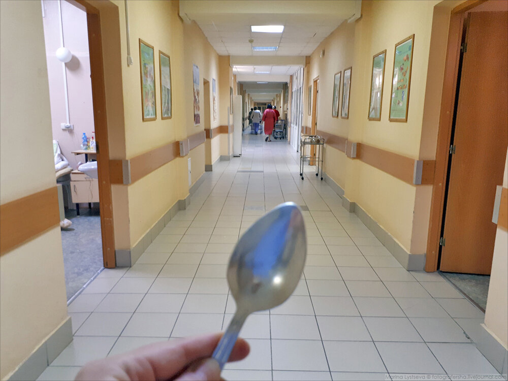 Как оказалось, нужно приходить со своей ложкой, а её-то у меня и не было. Из дома взяла, как советовали, только чашку и чайную ложку.
Впрочем, под честное слово мне выделили большую красивую алюминиевую, которая и сопровождала меня всё то время, проведённое в больнице.

