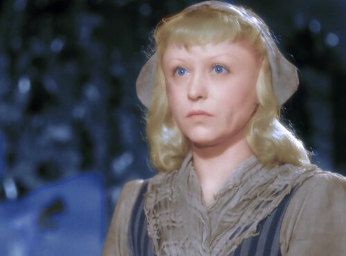 РАЗУМЕЕТСЯ, О ЗНАМЕНИТОЙ «ЗОЛУШКЕ» С ЯНИНОЙ ЖЕЙМО В ГЛАВНОЙ РОЛИ. НЕСЧАСТНЫЕ СИРОТЫ С ДОБРЫМ СЕРДЦЕМ СЧАСТЛИВЫМ ОБРАЗОМ ПОЛУЧАЮТ БИЛЕТ В ЖИЗНЬ. ПРАВДА В ПОТТЕРИАНЕ ДЛЯ ОТВОДА ГЛАЗ ГЛАВНОГО ГЕРОЯ СДЕЛАЛИ МАЛЬЧИКОМ. ФОТО: КАДР ИЗ ФИЛЬМА ФОТО: КАДР ИЗ ФИЛЬМА