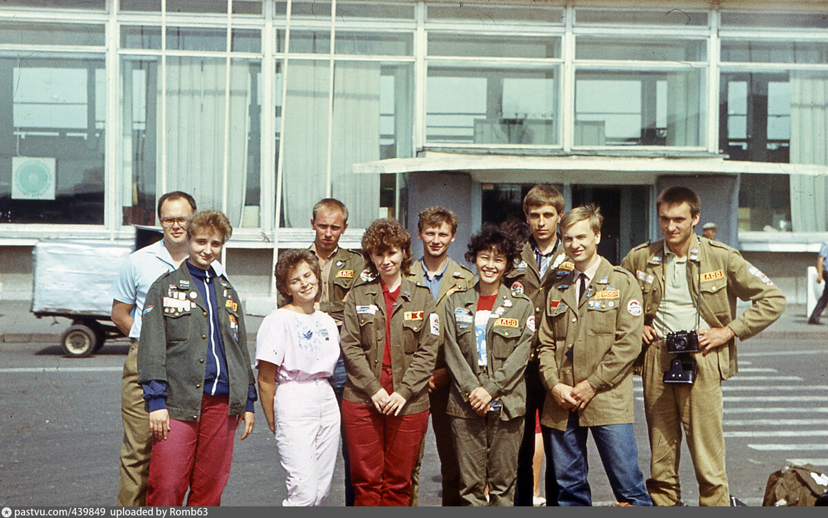 Бойцы СПО "Аванте" Омского политехнического института отправляются на о. Итуруп. 1988. В кадре видно левое крыло аэропорта.

