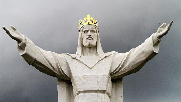 Jesus from Świebodzin uses the T-pose to assert his domination over Jesus  from Rio, from whom he is 3 meters taller : r/dankmemes