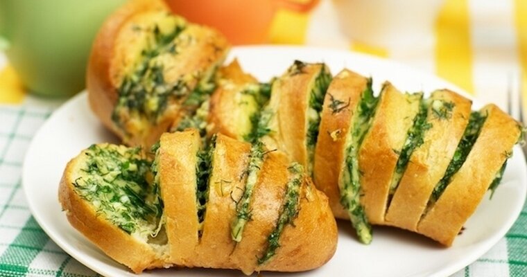Простая и вкусная закуска – хрустящий батон с сыром и чесноком
