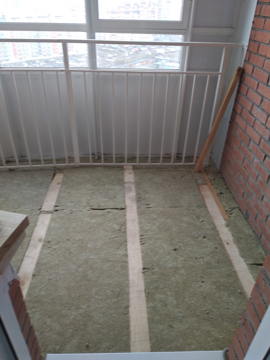 Кидаем лаги и утеплитель