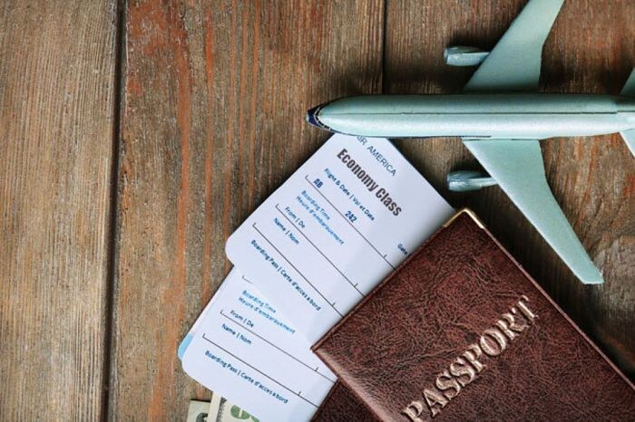 
Покупая билеты и путёвки, будьте осторожны.
Они взимают различные цены с клиентов, основываясь на истории просмотра сайтов пользователем. Для этого используются куки и другая информация.
