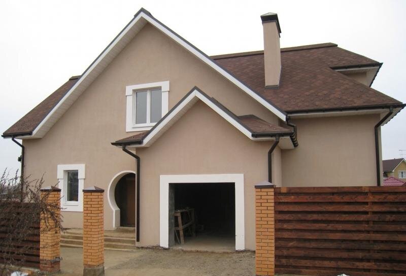 Фасадная штукатурка — отличный выбор для недорогой отделки дома