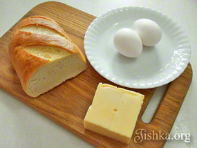 неплохой старенький рецепт для любителей сыра. Необходимо подчеркнуть то, что ранее как раз готовила такие жаркие бутерброды достаточно нередко, позже наконец-то подзабылись и сейчас снова о их также вспомянула. Как бы это было не странно, но делать их до боли просто: тертый жесткий сыр смешивается с сырыми яичками, смесь укладывается на куски батона и наконец-то запекается в отлично разогретой духовке. Само-собой разумеется, ранее я пекла бутерброды при 180 С около 25 минут, на данный момент пеку при 250 С около 12 минут и так мне нравится больше: хлеб становится хрустящим, но не как бы пересушивается, а сырное суфле выходит наиболее сочным с соответствующей, как все говорят, румяной корочкой. Советы:
— при выпечке сырная масса прекрасно, в конце концов, поднимается шапочкой, но когда противень достанете она, как большинство из нас привыкло говорить, незначительно опадает — не пугайтесь так и обязано быть.
— хлеб не непременно брать супер свежайший — можно, стало быть, применять вчерашний.
— На одну порцию довольно 3 шт. бутербродов.Ингредиенты:
Для 6 шт. :
Половина белоснежного батона (можно вчерашнего)
180г, как все говорят, твердого сыра
2 сырых яичка