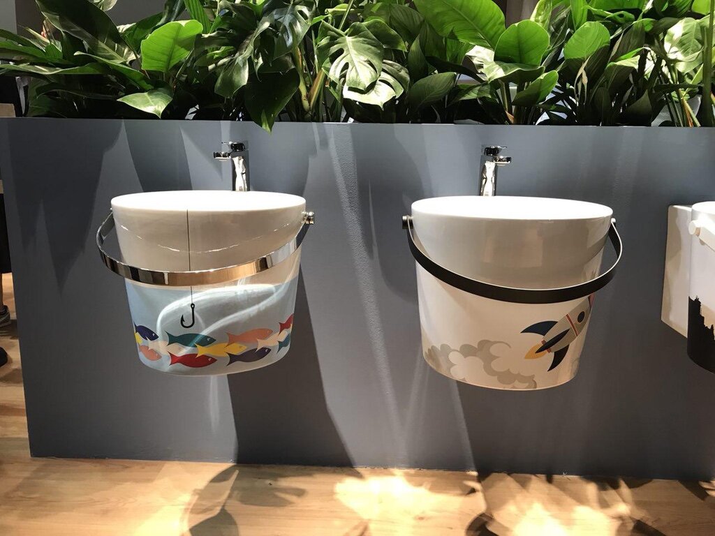 Если тематика комнаты — рыбалка, не нужно развешивать муляжи рыб повсюду. Можно передать настроение цветом, текстурой и одним характерным предметом интерьера