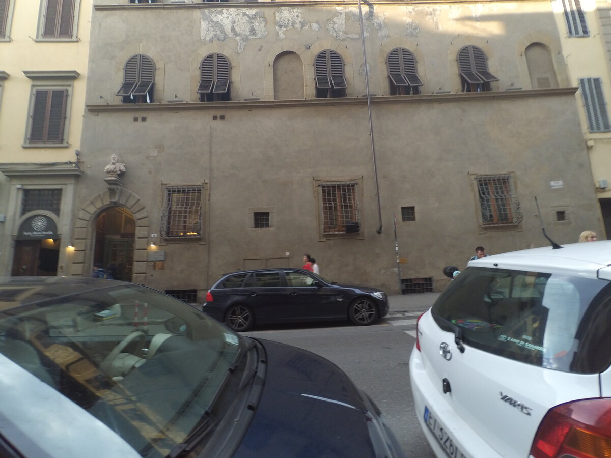 Парковка временами довольно тесная.