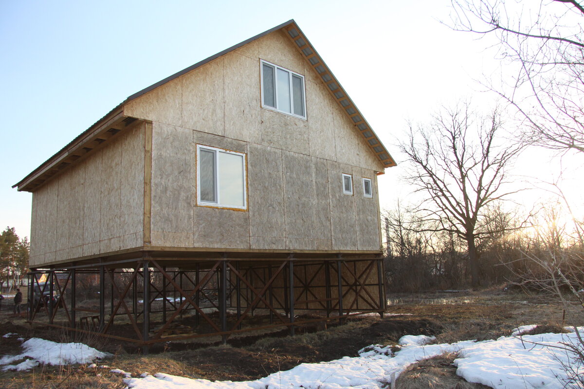 каркасный деревянный дом. советский каркасно щитовой дом. советский дачный домик. старый щитовой дом. деревянный щитовой дом.