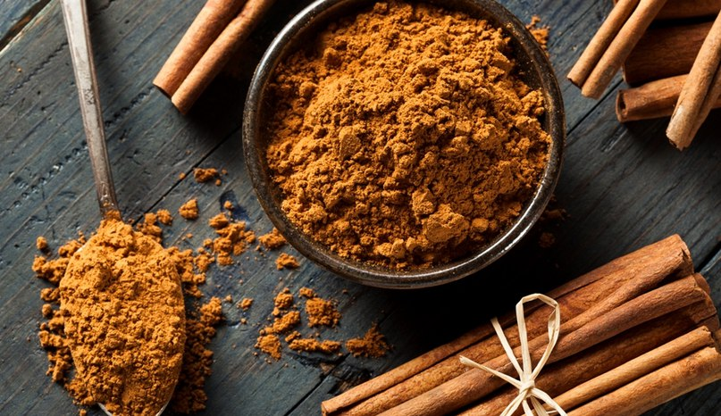 Корица активирует выработку ферментов, налаживая работу кишечника
