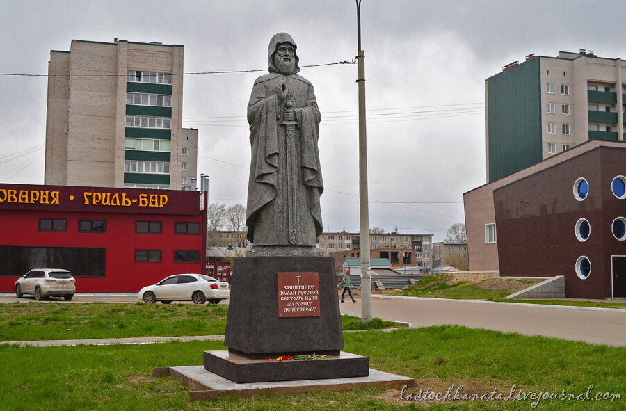 Муромец какой город. Памятник Илье Муромцу в Рубцовске. Памятник святому Илье Муромцу Печерскому.