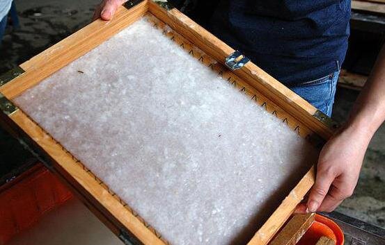 Процесс приема и переработки картона на производстве.