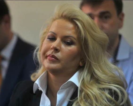 Тандем Сердюков-Васильева не может наладить мирные отношения с соседями по фешенебельному особняку