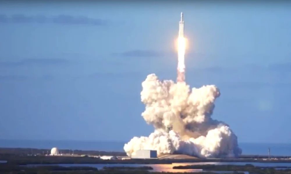 На фото6 первый запуск ракеты "Falcon Heavy".