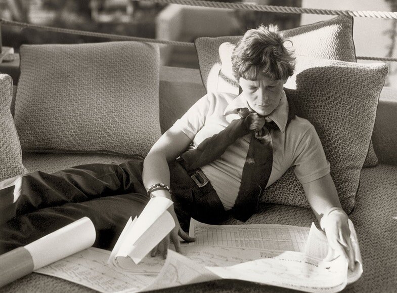 Амелия Эрхарт изучает аэронавигационные карты Гавайских островов, 1935 год. Источник: Pacific Aviation Museum / Flickr / CC BY 2.0