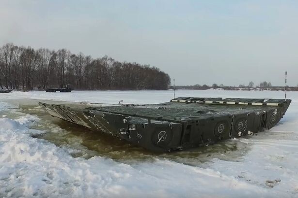 А саперы взорвали лед обеих сторон после размещения понтона замерзшей реки (фото: Минобороны России / Ютуб)