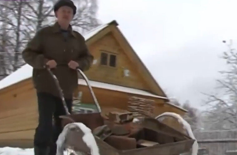 пенсионер с телегой кирпича 