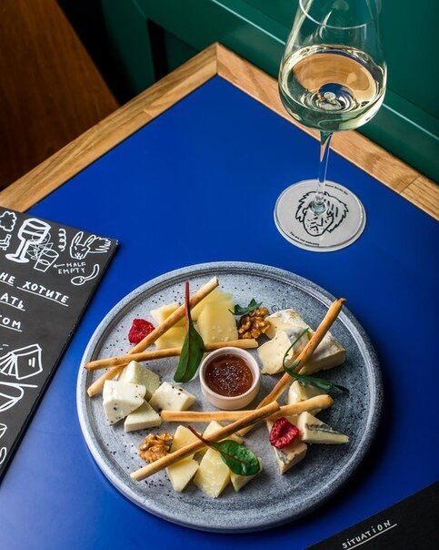 Сырная тарелка + вино — классический союз.