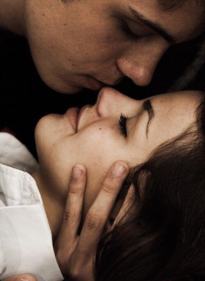 Парень нежно целует ее. Целует в шею. Целует в шею. Парень нежно целует ее. Нежный мужчина.