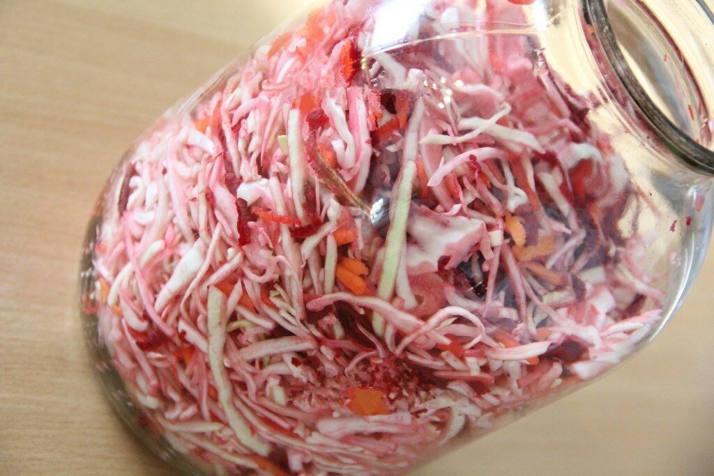 Быстрая капуста со свеклой и уксусом. Маринованная капуста со свеклой. Капуста маринованная со свёклой и чесноком быстрого. Капуста со свёклой и морковью быстрого. Соленая капуста с свеклой и морковью.