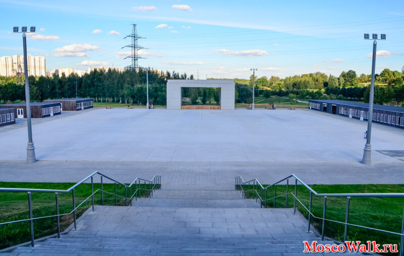 Льдинка митино. Ландшафтный парк Митино. Ландшафтный парк Митино каток. Ландшафтный парк Митино сцена. Ландшафтный парк Митино Фестивальная площадь.
