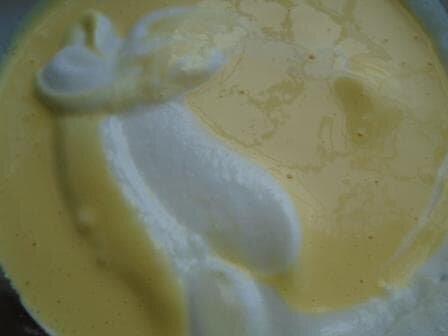 
 Желтки нужно растереть с сахаром до однородной густой массы.