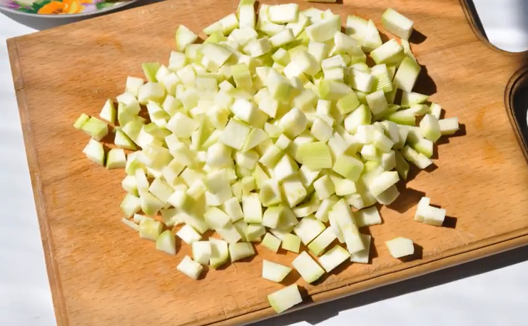 кабачки нарезаем кубиками.