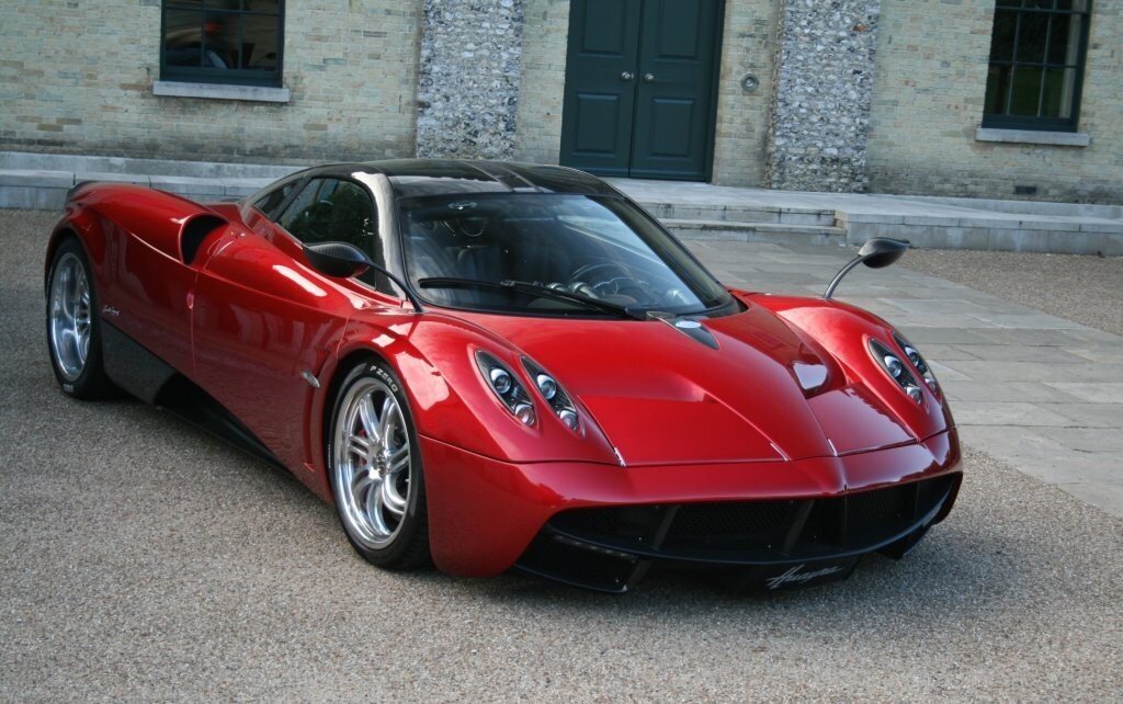 Машины Феррари и Pagani Huayra