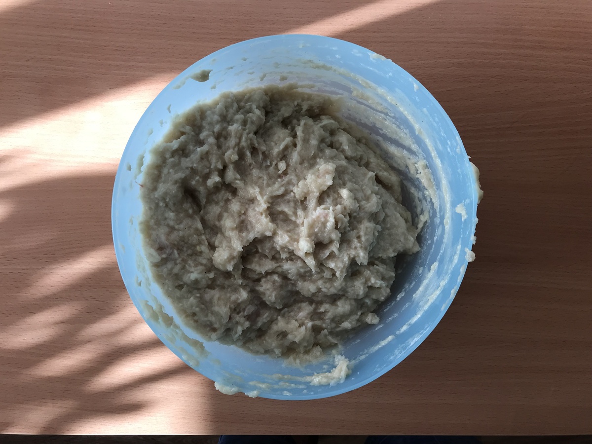 Смешать в блендере или мясорубке курицу, кабачок, лук и чеснок. Хорошо перемешать, добавить соль и перец по вкусу. Добавить яйцо, перемешать и постепенно всыпать муку. 