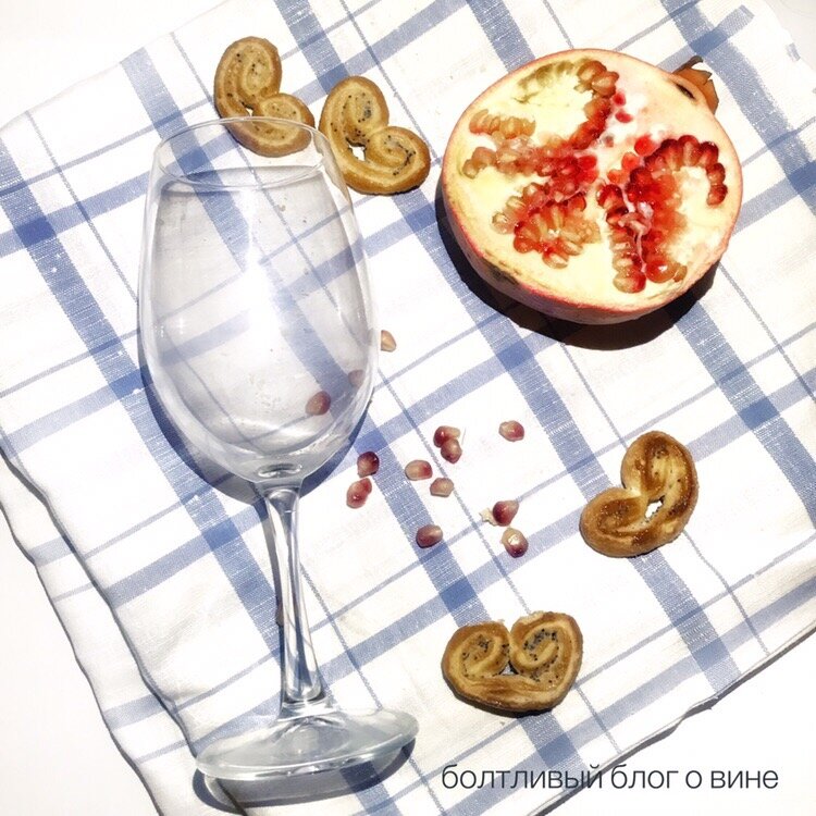 "Как-то утром на рассвете Заглянул в соседний сад,
Там смуглянка-молдаванка
Собирает виноград." (с)