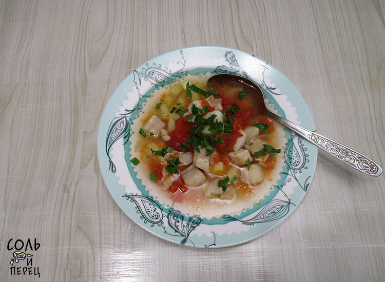 Уха из пангасиуса наверное самая вкусная из бюджетной ухи. К тому же с филе этой рыбы (а именно так она в большинстве магазинов и продается) не нужно возиться, порезал и можно бросать в суп.