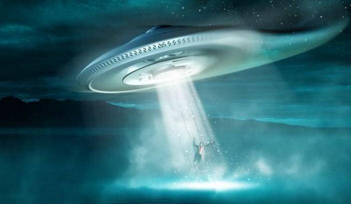 НЛО похищает человека