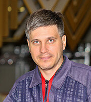 Только что вернулись с поля. Делали замеры счётчиком Гейгера (дозиметром) на месте расположения пиктограммы и за его пределами. Сенсация всё же есть и интрига сохраняется! Несмотря на то, что прошло уже 4 месяца, в формациях по прежнему сохраняется пониженный радиационный фон по сравнению с территорией за их пределами. Самый высокий показатель в формациях составил 17 микрорентген в час, но как только я выносил счетчик Гейгера за пределы формации, счётчик показывал от 21 микрорентгена в час и выше. Факт остаётся фактом. Как это объяснить, пока по-прежнему не знаю. Разговаривали также по телефону с комбайнёром, который запахал этот круг летом. Он сказал нам, что скоро снова едет запахивать это поле с кругами, так что жить взошедшим растениям остаётся считанные дни. К сожалению, проследить дальнейшую историю этой пиктограммы, видимо, не удастся. На поле также встретились и пообщались с главным агрономом города Гулькевичи. По его версии, это всё могло образоваться в результате попадания в землю огромного количества семян с колосков пшеницы и прорасти. Дело в том, что комбайн может убирать только вертикально стоящие колоски, а те, что были закручены и уложены в формациях, он достать никак не мог. Дальше естественные и природные условия сыграли свою роль. Версия очень простая, и на самом деле, очень правдоподобная, без всякой мистики. Агроном гораздо проще смотрит на все эти вещи, однако также как и я не может объяснить, почему в формациях радиационный фон занижен по сравнению с территорией за их пределами. 