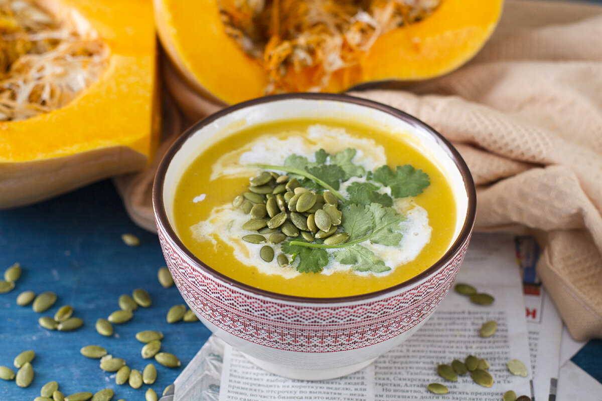 Суп из тыквы с сельдереем. Суп из тыквы с сельдереем. Суп пюре высоцкая. Суп из тыквы с сельдереем. Тыквенный крем суп с семечками.