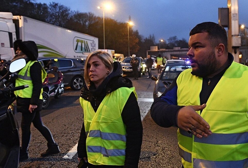 Во Франции перекрыли дороги. Передают риа новости