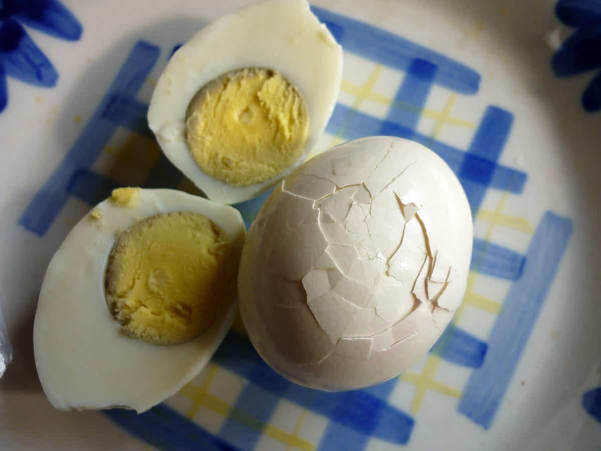Яйцо потресканное вареное
