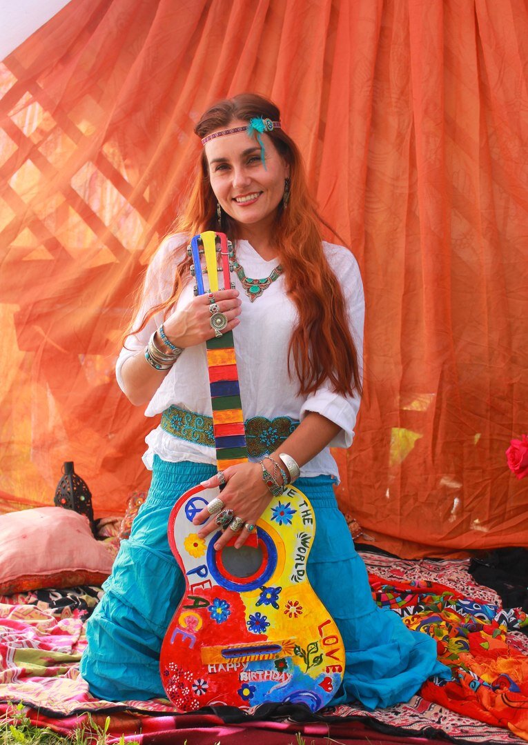 В сарае валялась старая гитара - мы с дочкой ее вывиглазно разрисовали и получился жизнерадостный арт-объект!