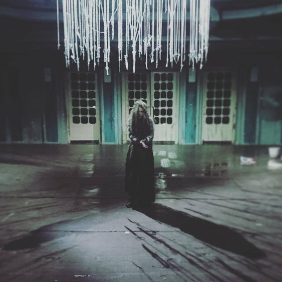 Фрагмент спектакля "Во тьму" (Chemické divadlo, Praha). В главной роли — Тереза Гофова. Foto: Bára Alex Kašparová