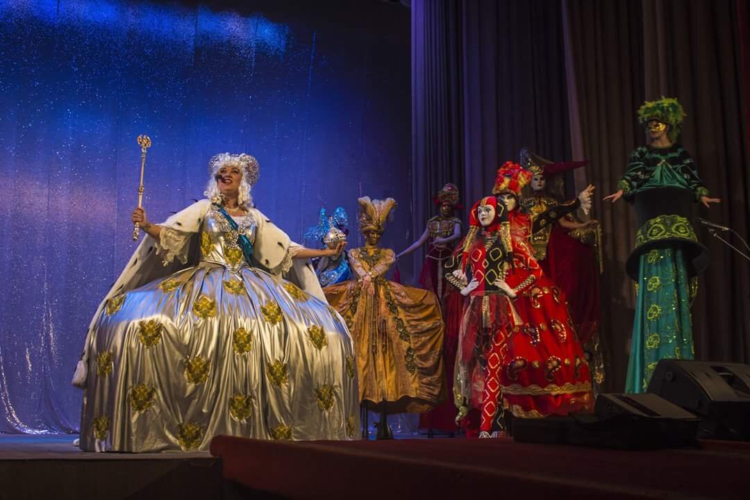 Мой путь в мире театра начался в возрасте 8 лет, когда мама привела меня в детский театр, где один из хореографических коллективов набирал младшую группу. С того самого дня театр стал для меня вторым домом. Конечно, как и в каждом доме, в театре есть свои нерушимые правила и законы. Особенно если не забывать о том, что театр является не только храмом искусства, а ещё и местом, полным мистики.  В самом начале нашего пути режиссёр посвятила нас в приметы и суеверия, связанные с нашей профессией. Самым первым был рассказ о том, что у нашего театра есть свой дух-хранитель - Кулиска, к которому нужно относиться с уважением. Он следит за соблюдением всех правил и наказывает нарушителей - например, может поставить подножку актёру на сцене, спрятать реквизит или заставить перепутать слова роли. Но также может и помочь - найти потерянную вещь, подсказать текст. 
Одно из первых правил, которое я соблюдаю всю свою "театральную" жизнь, связано с кулисами и занавесом. Ни в коем случае нельзя дёргать их, беситься в кулисах, наступать на них, и в целом лучше не трогать их руками без необходимости. Как нам с первых дней объясняли, в них заключена душа театра. И сейчас, когда я бываю на разных мероприятиях, меня просто передёргивает, когда я вижу, как малышня устраивает дурдом в кулисах, играет там в прятки и чуть ли не висит на кулисах, как обезьяны😠 (и дело не только в суевериях, а ещё и в отсутствии элементарного воспитания и дисциплины). Я к кулисам стараюсь даже не прикасаться без необходимости, для меня это святое.
В театре нельзя свистеть, потому что свистом общается нечисть. Нельзя есть семечки, играть в азартные игры - это всё к провалу спектакля. Нельзя использовать в действии живые цветы, потому что их выносят на сцену только в случае смерти актёра. Если в постановке нужны цветы, то они должны быть только искусственными. Также нельзя использовать в качестве реквизита настоящие деньги, свои ювелирные украшения, вообще любые свои вещи - всё, что используется на сцене, остаётся на сцене. Нельзя называть предыдущее выступление "последним", - только "крайним". Если уронил сценарий - надо сесть на него и посидеть (где бы это ни произошло), потом взяться за него руками и вместе с ним вставать. Нельзя желать друг другу удачи перед выступлением - только "ни пуха, ни пера" (либо "чтоб тебе провалиться":)). Если перед выходом на сцену актёра что-то "удерживает" (застрял каблук, зацепился одеждой за гвоздь и т.д.), то ему нужно вернуться в кулисы и выйти заново. Кстати, насчёт котов - чёрных и не только:)  Есть примета, что если во время репетиции по сцене пробежит кот, то это к неудаче, в то же время если этот же кот пробежит по сцене во время спектакля, то спектакль просто обречён на успех! Эти и многие другие приметы знает каждый актёр. И, конечно, нельзя не упомянуть и о несчастливых пьесах и ролях. Многие актёры отказываются играть в постановках по произведениям Гоголя и Булгакова - они просто переполнены нечистью и мистикой. 
Кроме общих суеверий, у каждого театра, коллектива и даже у каждого актёра есть и свои. У коллектива, с которого я начинала, была традиция перед каждой премьерой всем составом становиться в круг, браться за руки и хором произносить наш девиз, а потом разбивать тарелку - на удачу. Это, пожалуй, самое тёплое воспоминание из моего детства) 
И немного моих личных примет. Я никогда не вспоминаю свой текст или танец непосредственно перед выходом на сцену - повторяю только на репетиции, и потом до самого выхода уже об этом не думаю. Если случайно наступаю на кулисы или неосторожно задеваю их, всегда мысленно извиняюсь. И никогда не остаюсь без своего талисмана - подвески с лунным камнем. В зависимости от костюма перевешиваю её на руку или шею, прячу в перчатку или в карман - её может быть не видно, но она всегда со мной. 
Я рассказала о театральных суевериях, с которыми приходилось сталкиваться. Чуть позже обязательно расскажу и о мистических случаях, невольным участником которых довелось побывать. Следите за постами :)