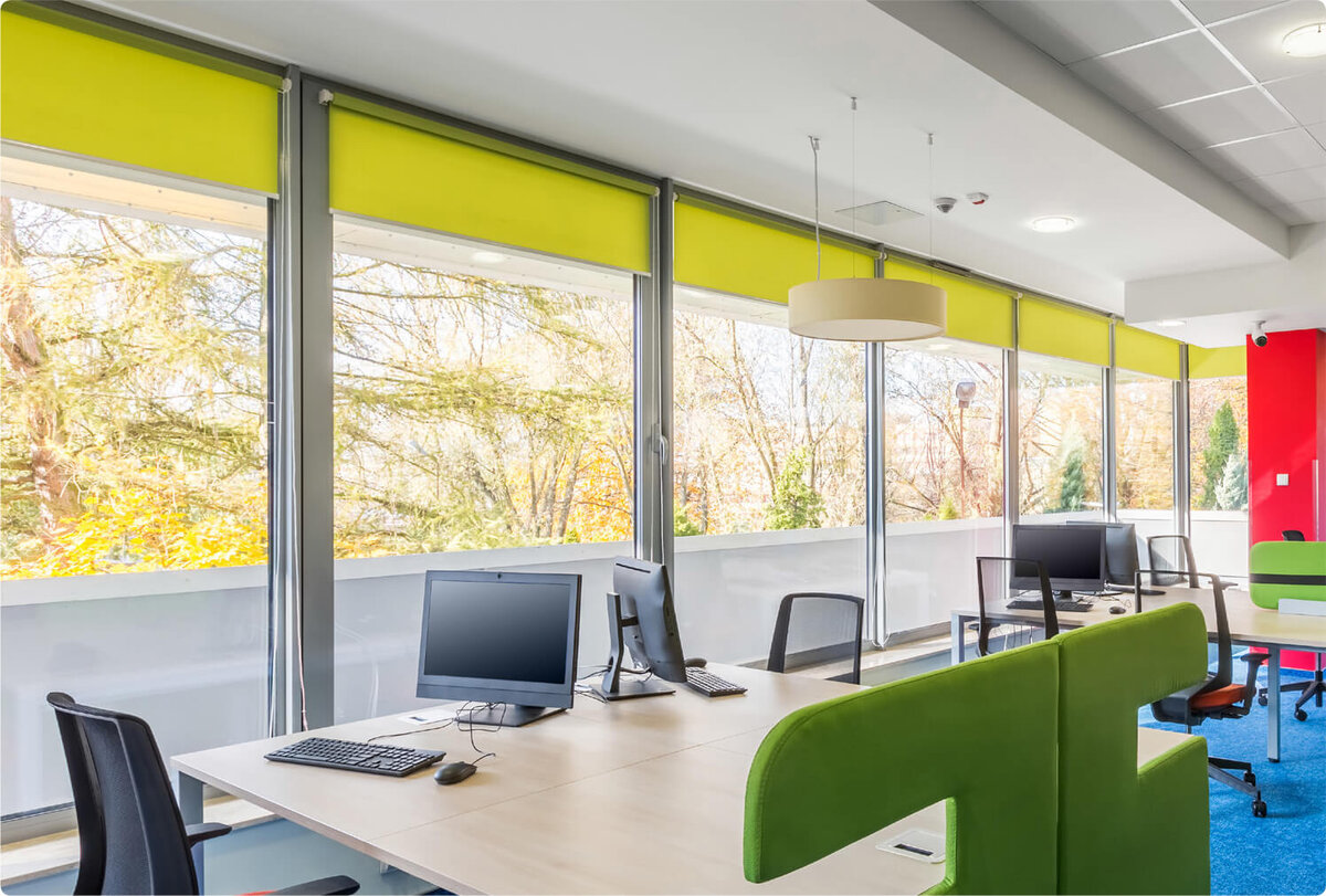 Window office. Рулонные шторы в офис. Рулонные жалюзи в офис. Жалюзи на панорамные окна в офис. Жалюзи на большие окна в офисе