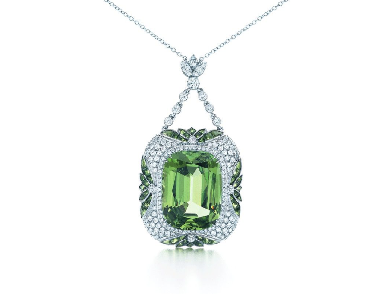 Tiffany uae. Драгоценности Тиффани. Кулон с изумрудом Тиффани. Tiffany co ювелирные украшения. Украшения ювелирные дизайнерские Тиффани.