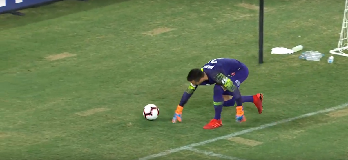 В рамках 16-го тура Брисбен Роар принимал на своем поле Сидней Уондерерс, гости в первом тайме казалось бы сделали матч, забив 2 безответных мяча. Второй тайм прошел под полным контролем Сиднея, но команда умудрились пропустить на 2-й добавленной минуте матча. За 30 секунд до финального свистка голкипер гостей Янджевич решил не оставлять уйти мячу за линию ворот, а принять его, но нетехничные действия привели к угловому, с которого игрок Брисбена Таггарт забил 2-й мяч свей команды, который принес ничью.