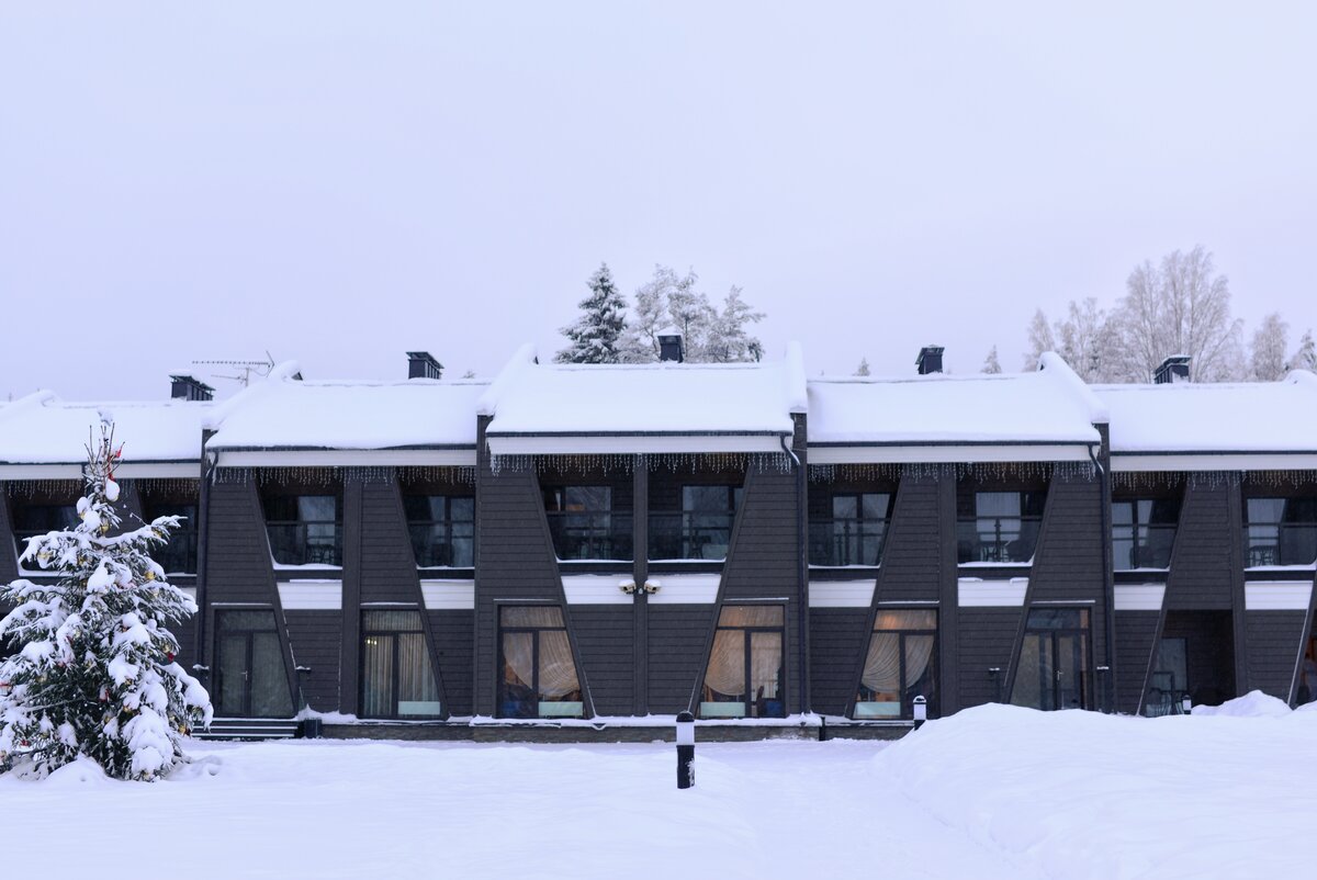 Вид на отель со стороны озера