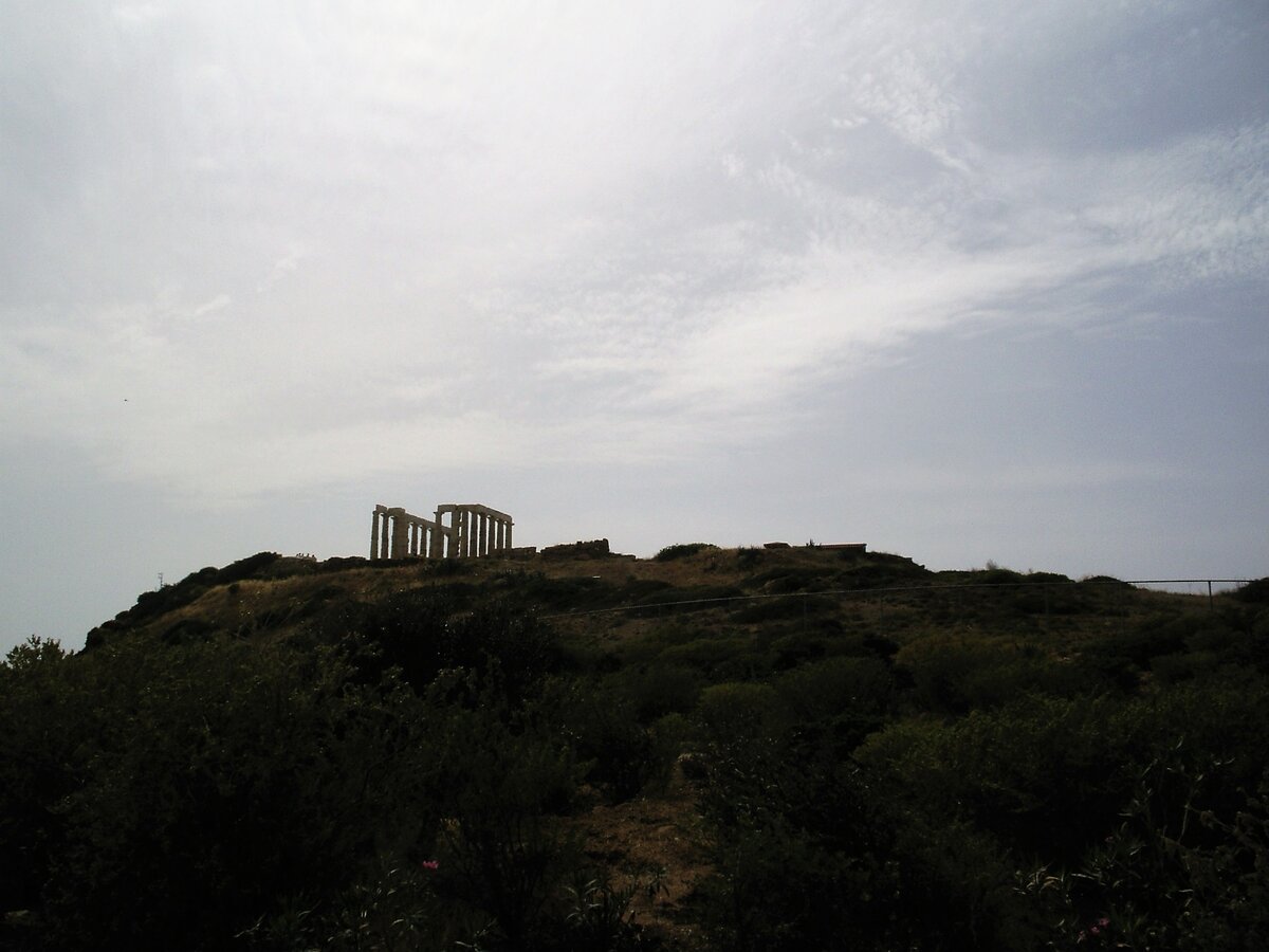 Вид на храм Посейдона снизу