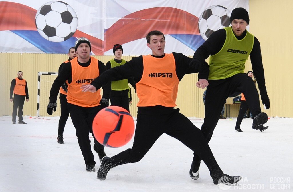 Четырнадцатого февраля на территории знаменитого следственного изолятора № 2 — московской "Бутырки" — состоялся уникальный футбольный матч с участием арестантов и полузащитника "Краснодара" Павла Мамаева. Что-то это напоминает… Владимир Морозов вспомнил самые популярные фильмы о спортсменах за решеткой. 