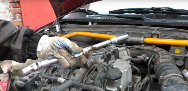 Снимаем наши старые свечи.