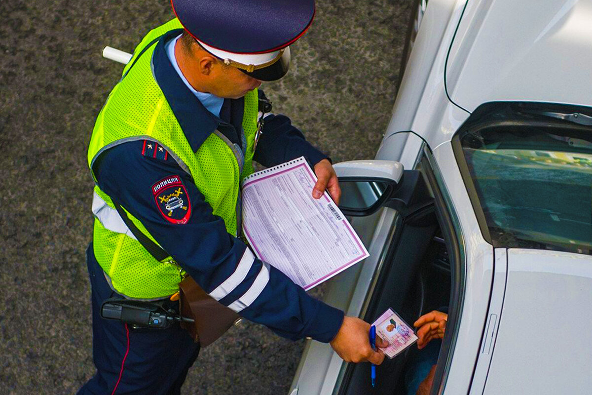 Сотрудник ДПС просит предъявить документы: что можно, а что нельзя |  CARHack | Дзен