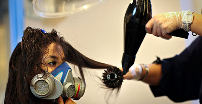 Так это делают в Бразилии: а ваш мастер тоже надевает на вас респиратор, когда «восстанавливает» вам волосы полезным кератином? 