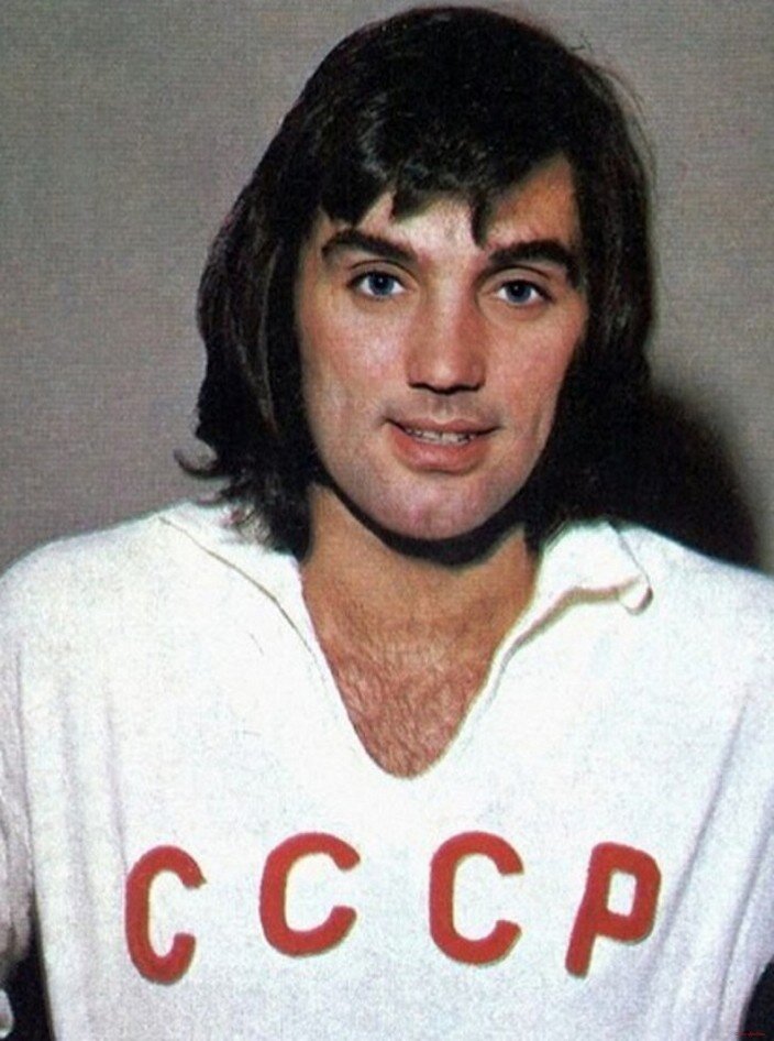 Бест, не стеснялся позировать в футболке сборной СССР, которой разжился после матча.
